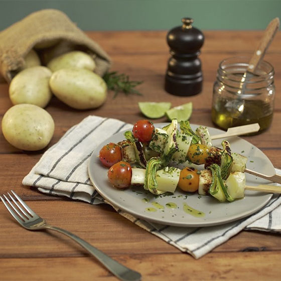 Brochetas Vegetarianas de Papa Acompañadas de Vinagreta Balsámica.