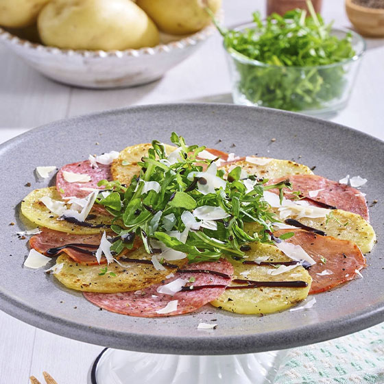Carpaccio de Papa con Carnes Frías Acompañadas de Vinagre Balsámico y Aceite de Oliva