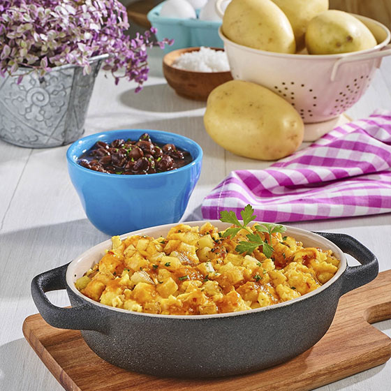 Huevos Revueltos con Papa y Salsa de Chile Catarina