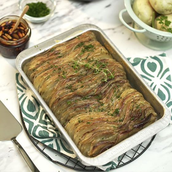 Mil Hojas de Papa Crujiente con Aceite de Chile de Árbol.