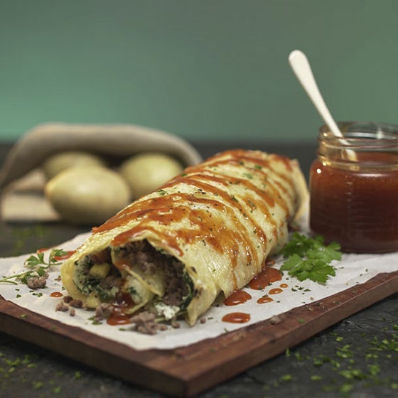 Rollo de Papa Relleno de Espinacas con Carne y Queso Acompañada de Salsa de Chabacano
