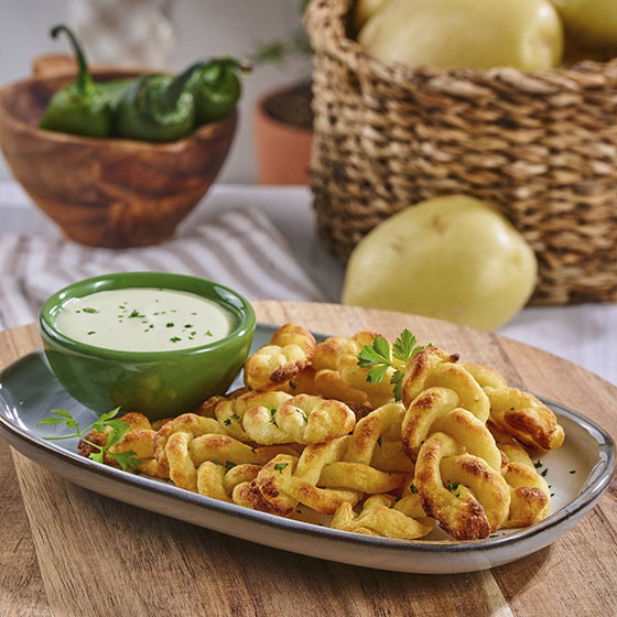 Trenzas de Papa con Aderezo de Jalapeño con Cilantro